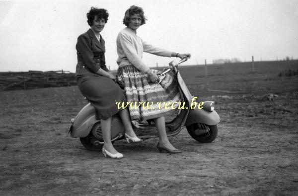 photo ancienne  de motos Vespa  Maria et Denise sur une Vespa Faro Basso modèle 1952