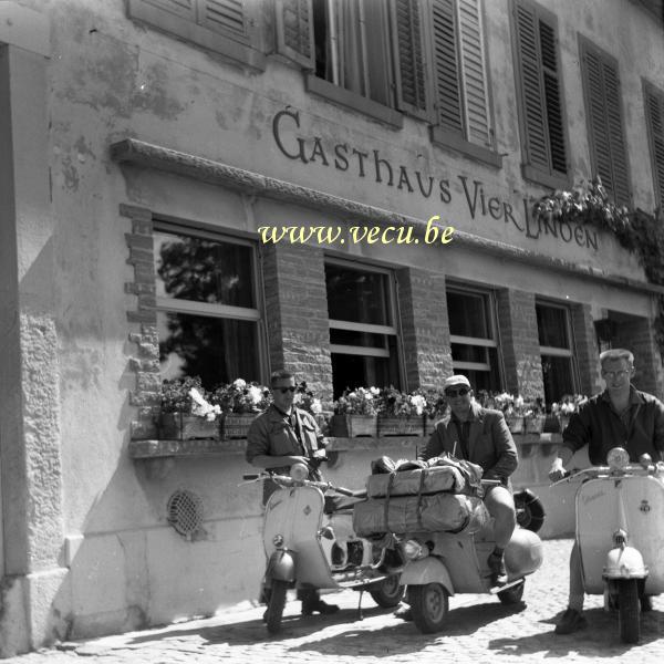 photo ancienne  de motos Vespa  Etape à la Gasthaus vierlinden avec les Vespa