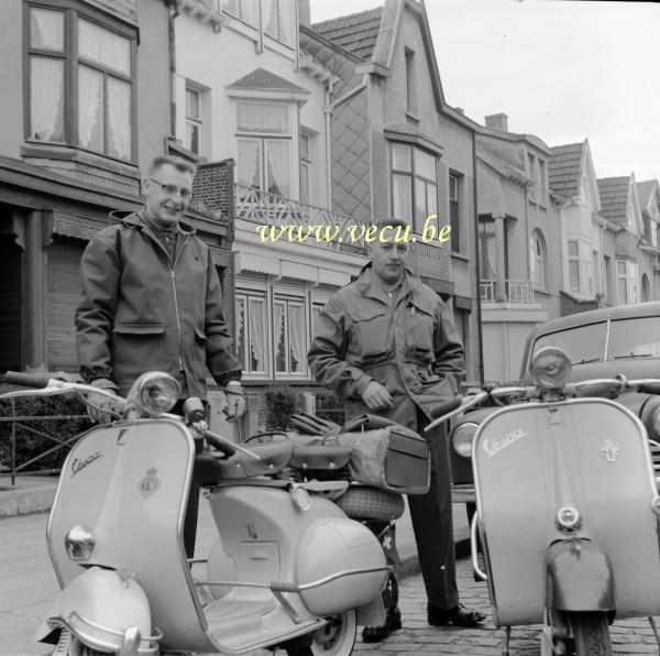 photo ancienne  de motos Vespa  Les Vespa sont prêtes pour le voyage