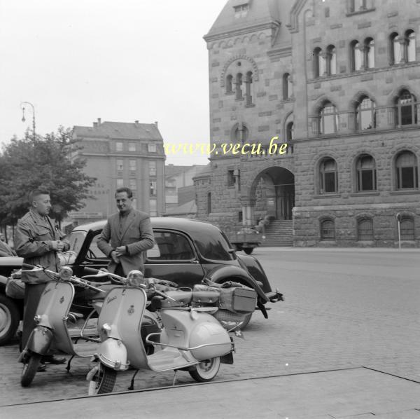 photo ancienne  de motos Vespa  Pause déjeuner