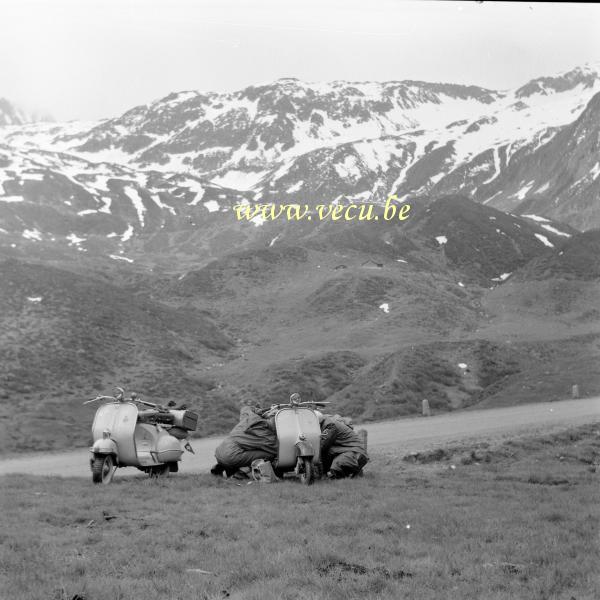 photo ancienne  de motos Vespa  Petite séance de mécanique