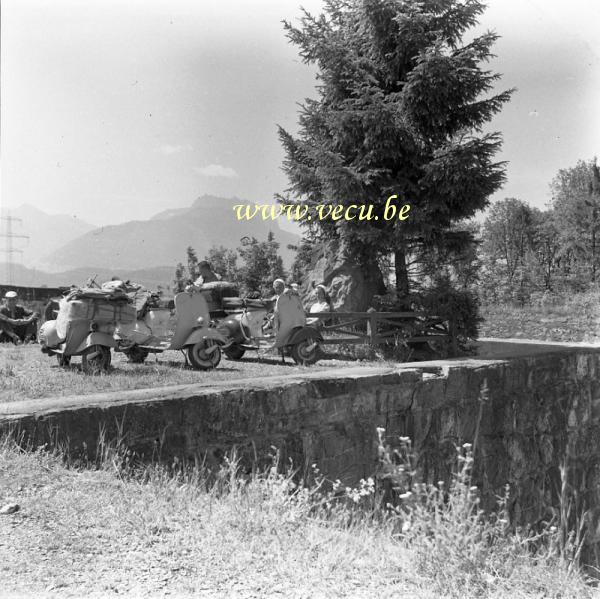 photo ancienne  de motos Vespa  