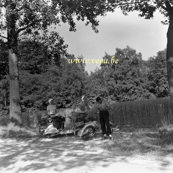 photo ancienne  de motos Vespa  