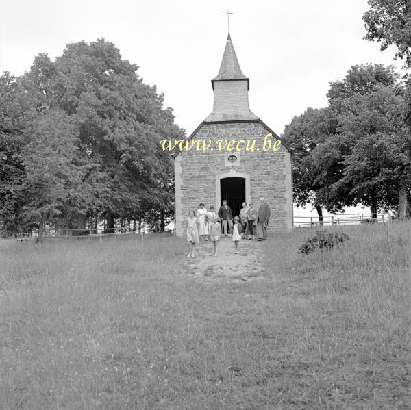 photo ancienne  La famille devant la Chapelle