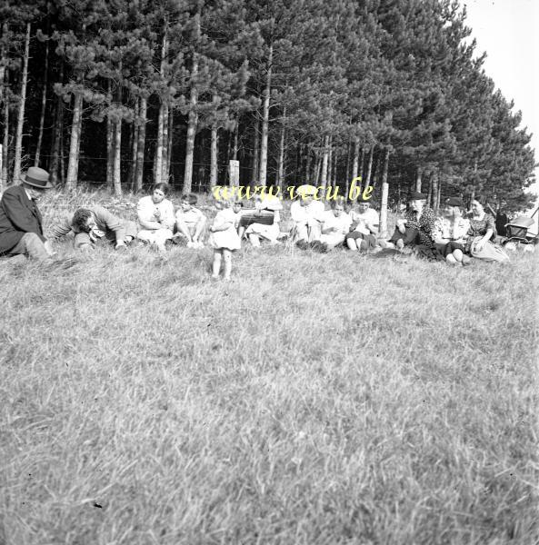 photo ancienne  La famille fait une pause durant la promenade