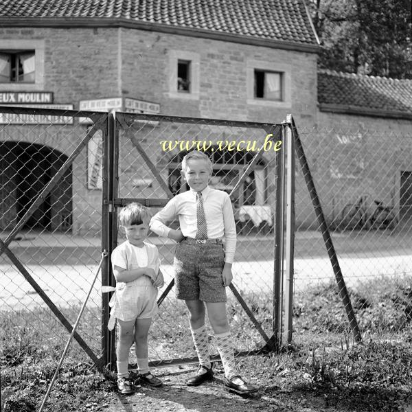 photo ancienne  Devant le café le vieux moulin - rue des pairées