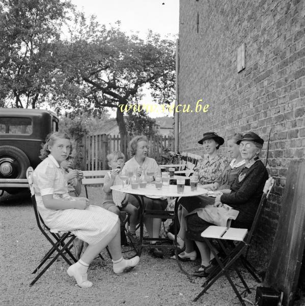 photo ancienne  La famille boit un petit verre en terrrasse