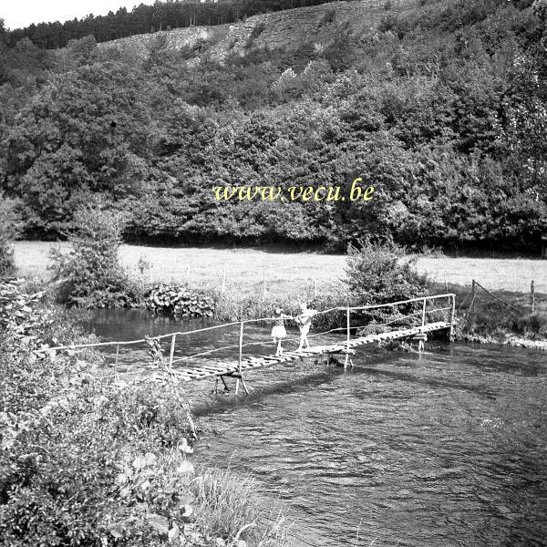 photo ancienne  Pont de bois sur la rivière