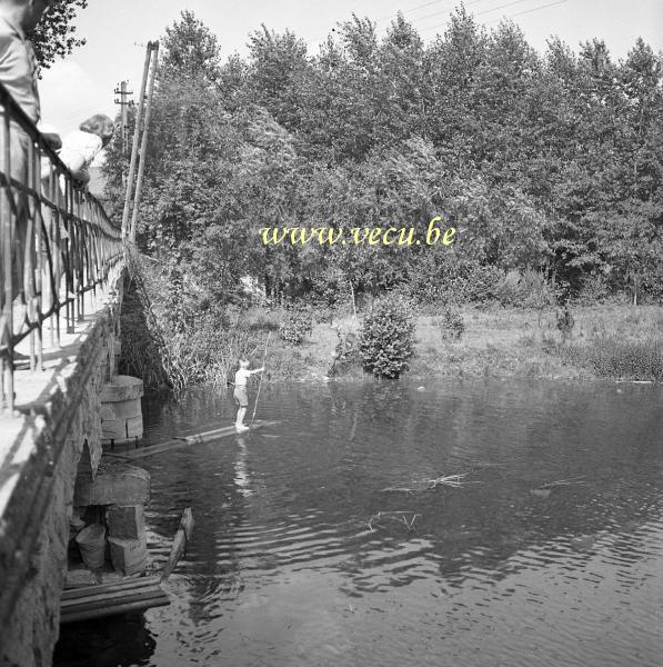 photo ancienne  Jeux d'enfant en dessous du pont