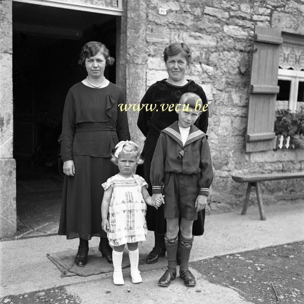 photo ancienne  La famille pose devant le photographe