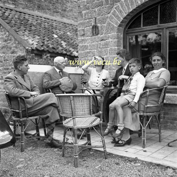 photo ancienne  Un verre à la terrasse du café du vieux moulin rue des pairées