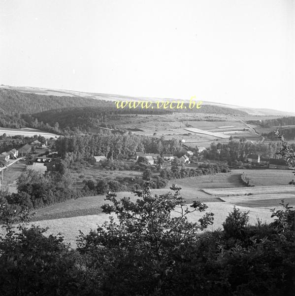 photo ancienne  Vue sur le village. A gauche le pont avec la rue du gouffre et la rue du Hambeau