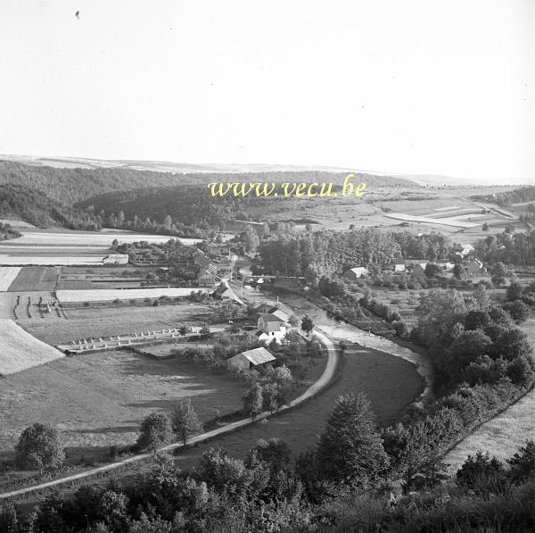 photo ancienne  Vue sur le village. La rue du gouffre et le pont