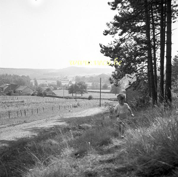 photo ancienne  Jeu d'enfant dans la campagne de Belvaux