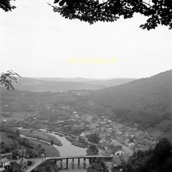 photo ancienne  Vue sur le pont réparé provisoirement  et le village