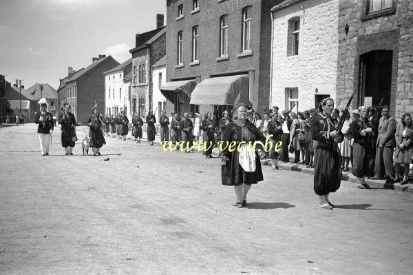 Photo ancienne  Rue de la Chapelle - Marche des saints Pierre et Paul