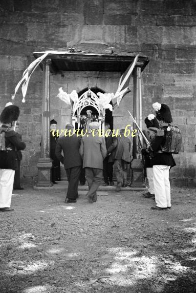 photo ancienne  Marche de Saints Pierre et Paul - entrée dans la chapelle Saint Pierre