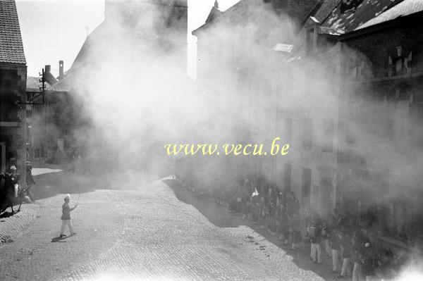 photo ancienne  Marche de Saints Pierre et Paul - Rue de la collégiale - lâchers de fumée