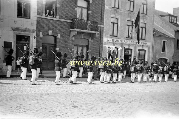 photo ancienne  Marche de Saints Pierre et Paul - Devant le coiffeur Burniat