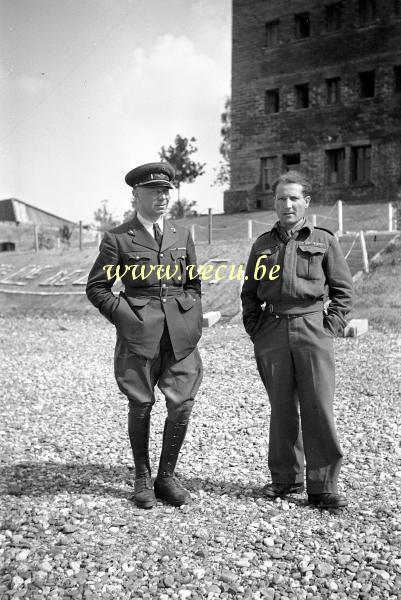 photo ancienne  Officiers de l'armée de l'air devant un bâtiment de la base militaire