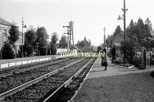 photo ancienne  Sur le quai en attendant le train