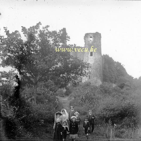 Photo ancienne  Promenade dans les ruines de Poilvache