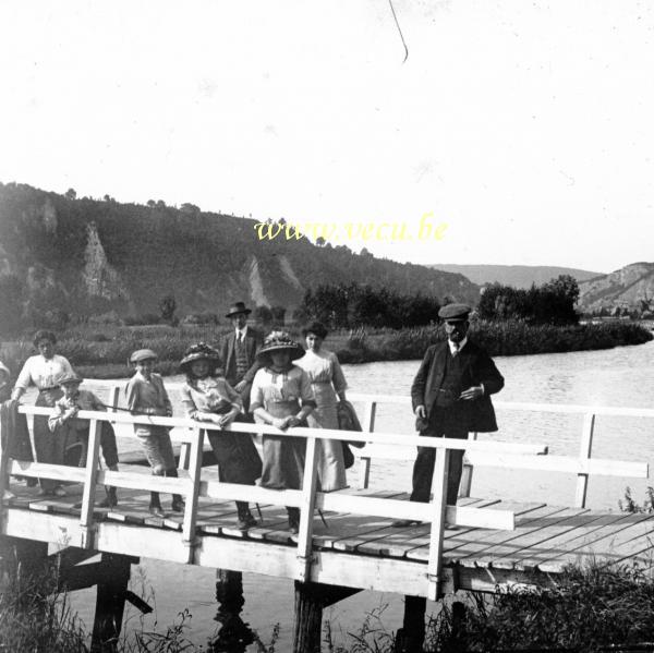 photo ancienne  Promenade en famille le long de la Meuse