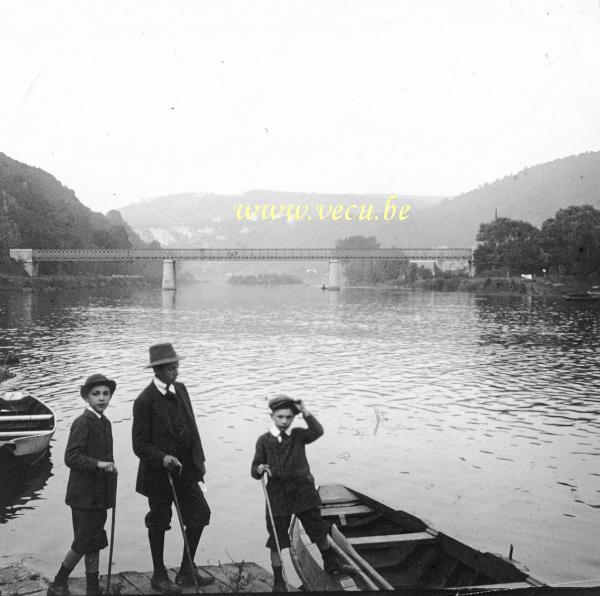 photo ancienne  Devant le pont