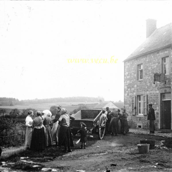 photo ancienne  Scène villageoise devant un café