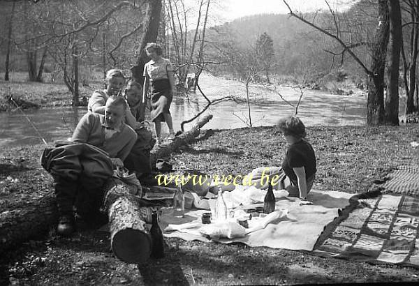 Photo ancienne  de pique-nique au bord d'une rivière  