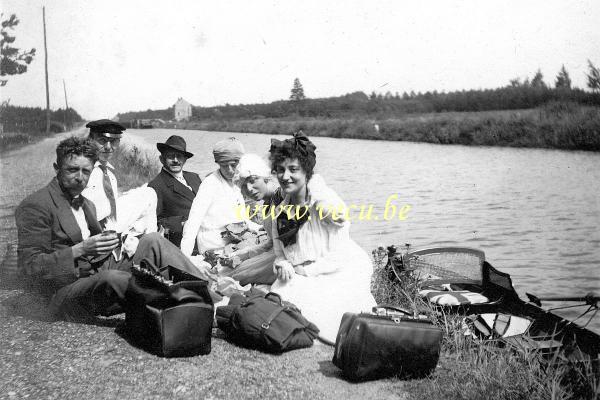 photo ancienne  Pique-nique le long du canal