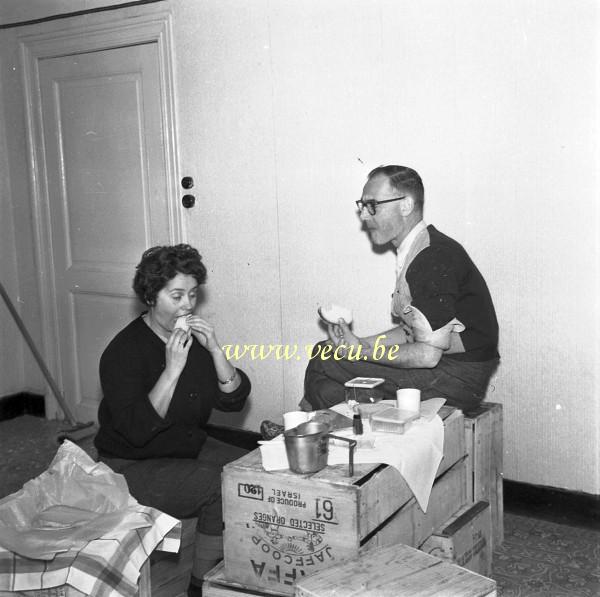 Photo ancienne  de pique-nique divers et insolites  Petit en-cas dans l'appartement/maison avant emménagement