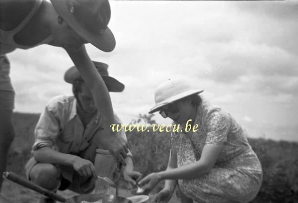 photo ancienne  Chapeau scout et chapeau colonial