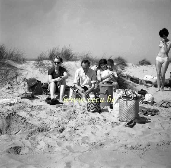 Photo ancienne  de pique-nique à la mer  