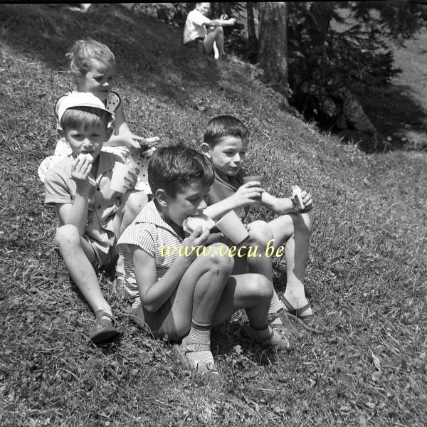 photo ancienne  Pique-nique face à la vallée de Lanterbrunnen le 30 juillet 1958