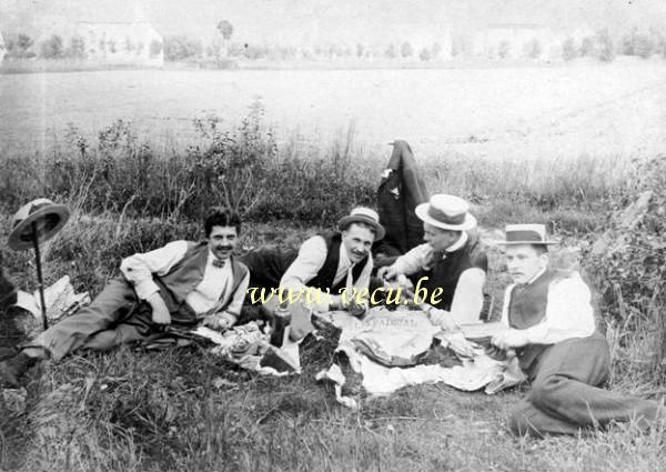 photo ancienne  Pique-nique champêtre au début du XXès, avec le journal Le Radical comme emballa