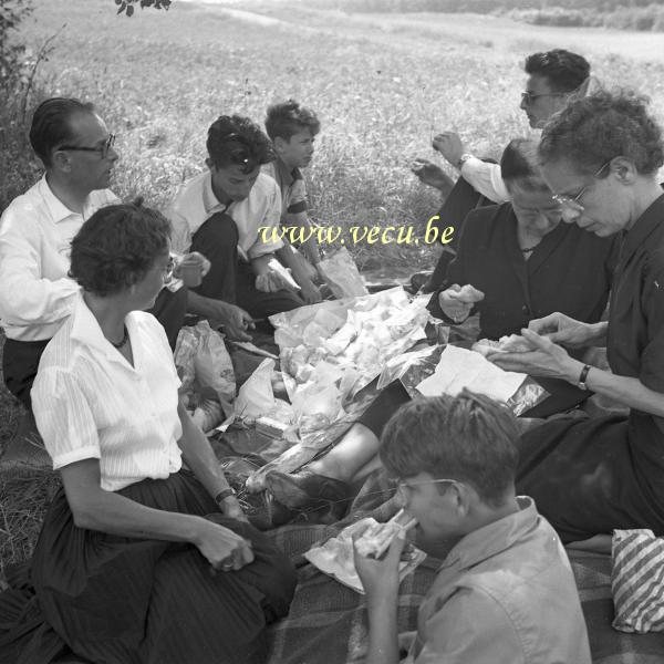 photo ancienne  Pique-Nique en famille sur la route vers la Normandie