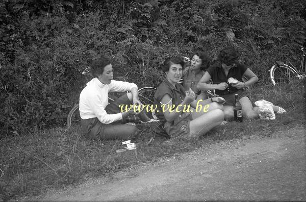 photo ancienne  Pique-nique lors d'une ballade à vélo 