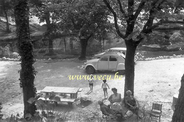 Photo ancienne  de pique-nique à côté de sa voiture  Pique-nique avec la 2CV et la Diane