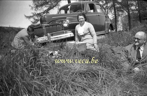 photo ancienne  Pique-nique dans les hautes herbes devant la Mercury