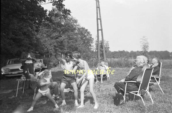 photo ancienne  Venus pique-niquer avec la Taunus et la DS