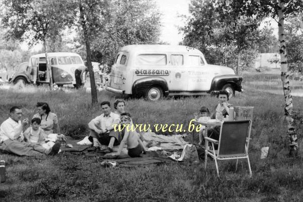 photo ancienne  Pique-nique au bord du lac avec la fourgonnette Stassano de Mr Puttemans