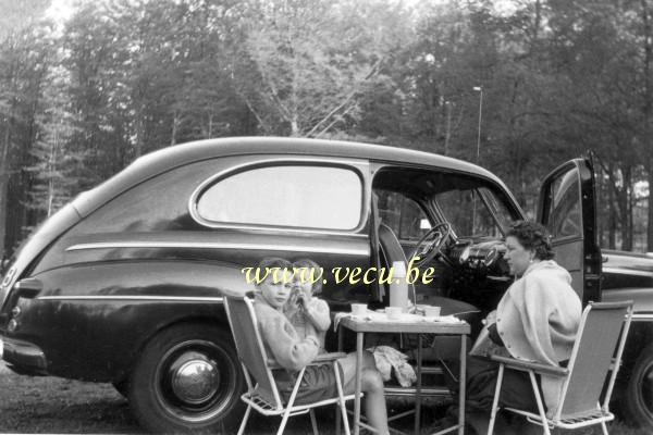 photo ancienne  Pique-nique tout contre la voiture (Volvo PV444)