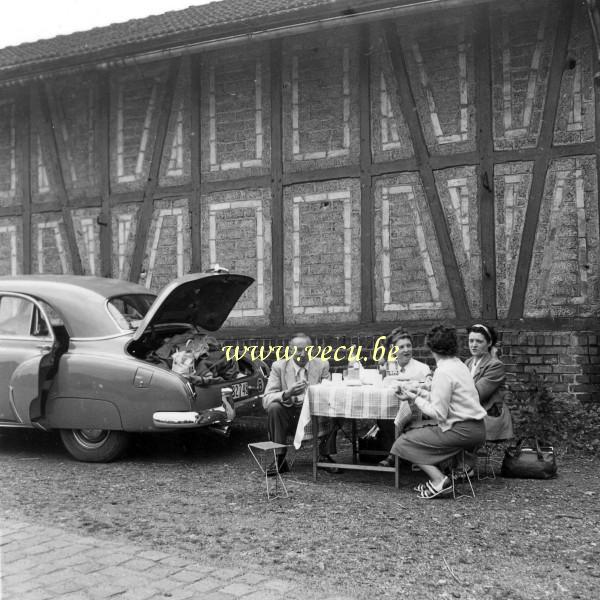 photo ancienne  Pique-nique au sud de Bonn le 21 juin 1952 (Chevrolet Chevy Styleline)
