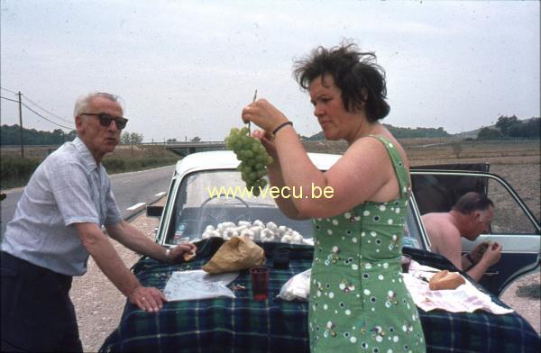 photo ancienne  Pique-nique à côté de La Simca