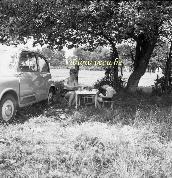 photo ancienne  à côté de la Fiat 600