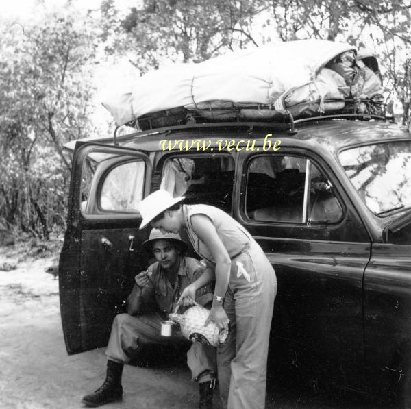 photo ancienne  Petite pause casse-croûte à côté de la Renault Colorale