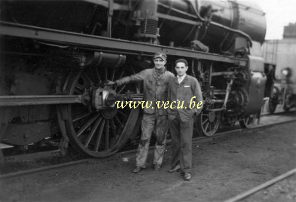 Photo ancienne  de trains  Cheminots devant leur bébé