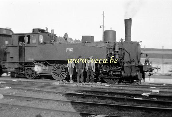 photo ancienne  Cheminots devant la locomotive 7217