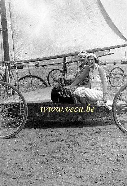 photo ancienne  de char à voile  Char à voile à la côte Belge